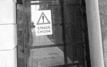 Schild am Zaun: Strada Chiusa