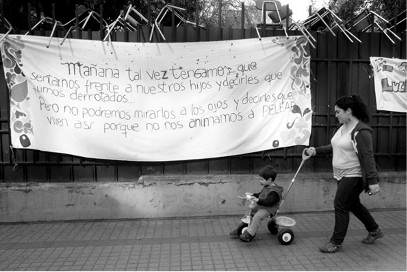 »Morgen werden wir vielleicht vor unseren Kindern sitzen und ihnen sagen müssen, dass wir besiegt
wurden. Aber wir könnten ihnen nicht in die Augen schauen, wenn wir ihnen sagen müssten, dass sie so zu leben haben,
weil wir den Kampf nicht wagten.« - Oktober 2011 in Providencia, Santiago de Chile, vor der öffentlichen Schule Liceo 7
de Niñas - © Héctor Gonzalez de Cunco