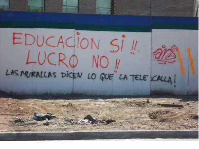 »Bildung Ja!! Profit Nein!! Die Wnde erzählen, was das Fernsehen verschweigt« - Immer mehr Wände
werden landesweit mit Protestparolen geziert. - 19. Oktober 2011 in Santiago de Chile - © Leonor Abujatum Berndt