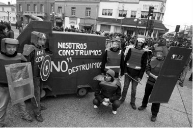 Als Polizei und Wasserwerfer verkleidete Protestierende - Temuco, 2011 - © Héctor Gonzalez de
Cunco